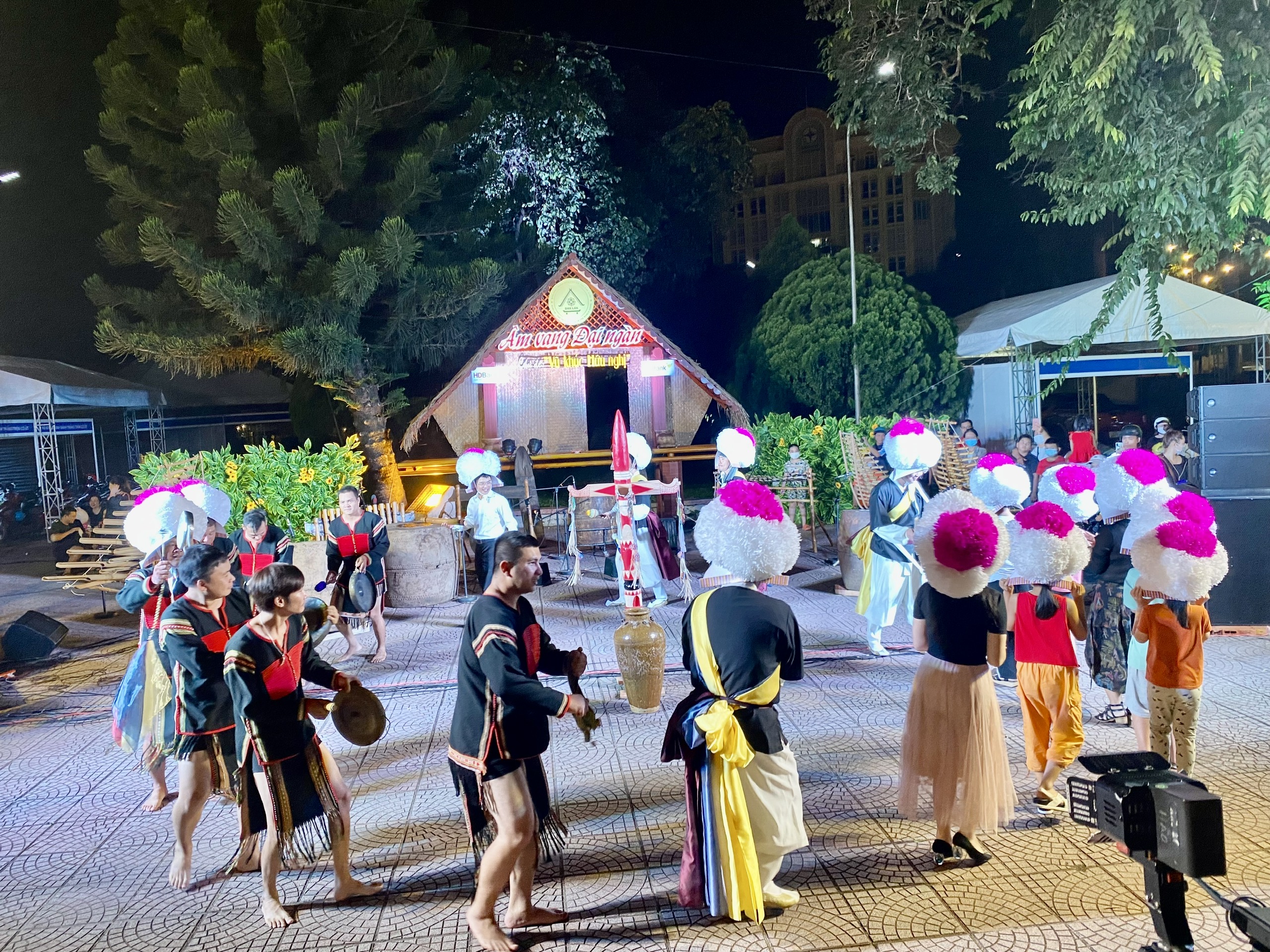 Chương trình biểu diễn văn hóa Cồng chiêng phục vụ Nhân dân và du khách